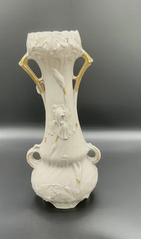 Vase Royal Dux en porcelaine aux iris, art nouveau 1900 