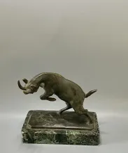 Sculpture en bronze d'un bouc bondissant