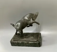 Sculpture en bronze d'un bouc bondissant