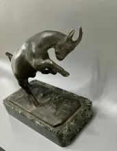 Sculpture en bronze d'un bouc bondissant