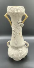 Vase Royal Dux en porcelaine aux iris, art nouveau 1900