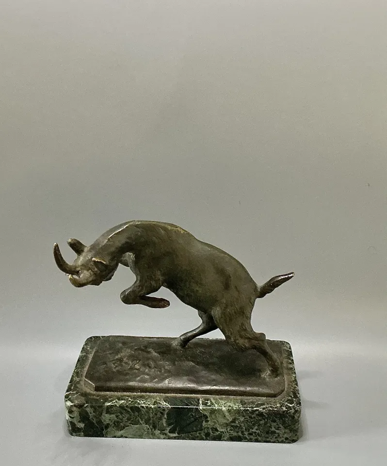 Sculpture en bronze d'un bouc bondissant