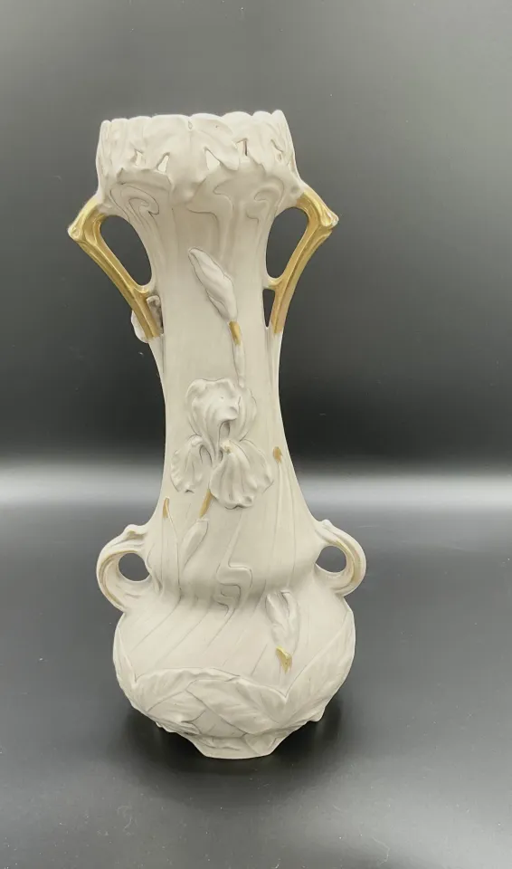 Vase Royal Dux en porcelaine aux iris, art nouveau 1900